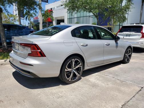 2024 Volvo S60 B5 Core Dark Theme