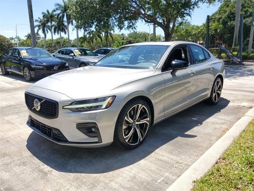 2024 Volvo S60 B5 Core Dark Theme