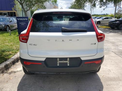 2024 Volvo XC40 B5 Ultimate Dark Theme