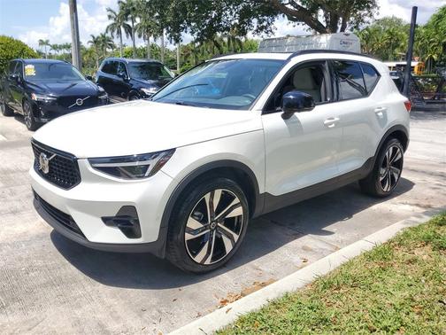 2024 Volvo XC40 B5 Ultimate Dark Theme