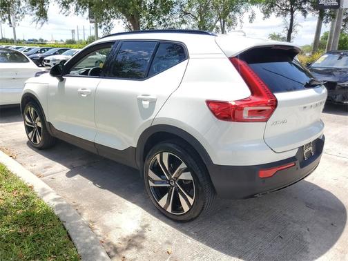 2024 Volvo XC40 B5 Ultimate Dark Theme