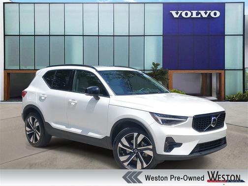 2024 Volvo XC40 B5 Ultimate Dark Theme