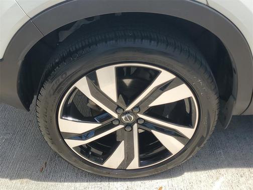 2024 Volvo XC40 B5 Ultimate Dark Theme