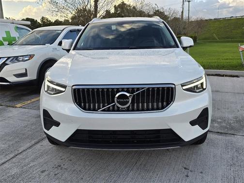 2025 Volvo XC40 B5 Core Bright Theme