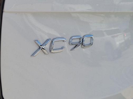 Crystal White Pearl 2026 Volvo XC90 B6 Ultra 7-Seater