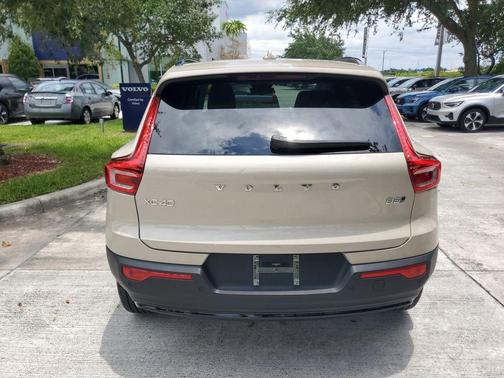 Sand Dune Metallic 2025 Volvo XC40 B5 Plus Dark Theme