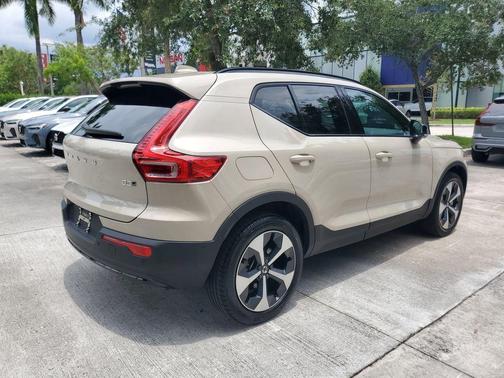Sand Dune Metallic 2025 Volvo XC40 B5 Plus Dark Theme