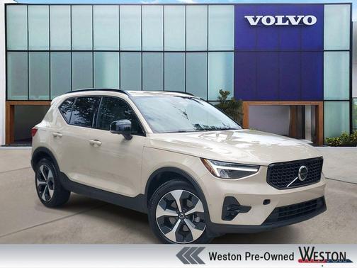 Sand Dune Metallic 2025 Volvo XC40 B5 Plus Dark Theme
