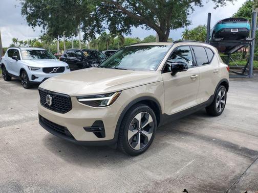 Sand Dune Metallic 2025 Volvo XC40 B5 Plus Dark Theme