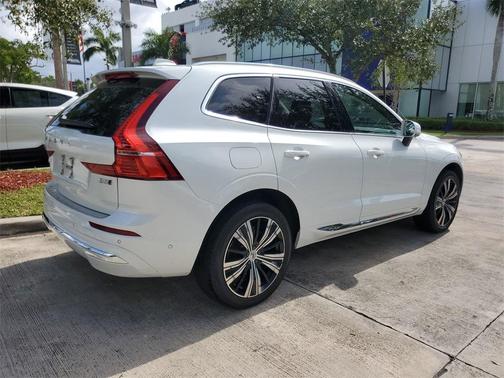 2023 Volvo XC60 B5 Plus Bright Theme