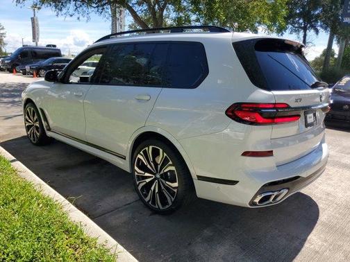 2025 BMW X7 M60i