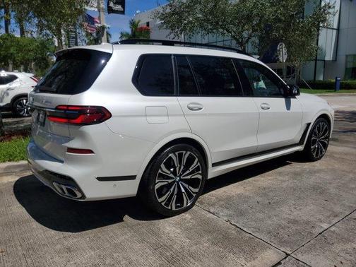 2025 BMW X7 M60i