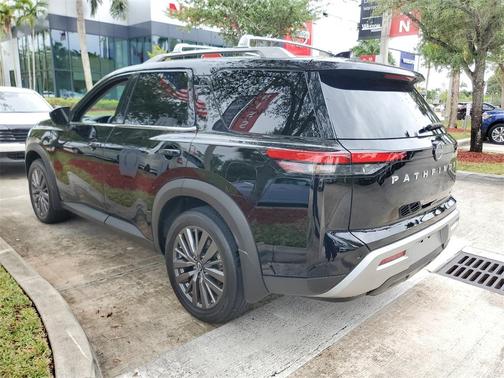 2024 Nissan Pathfinder SL