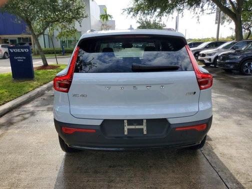 Cloud 9 White 2026 Volvo XC40 B5 Plus