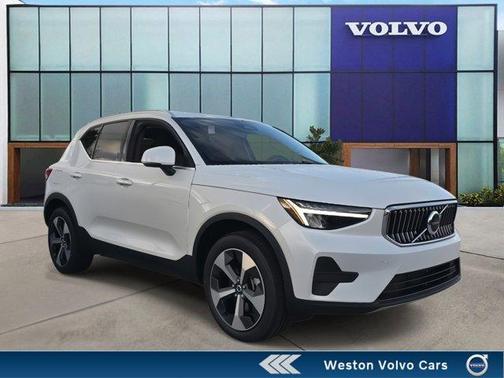 2025 Volvo XC40 B5 Core Bright Theme