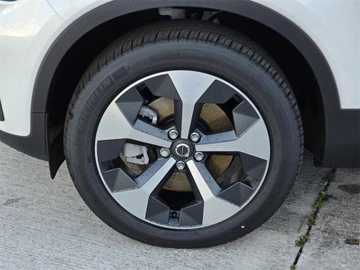 2025 Volvo XC40 B5 Core Bright Theme