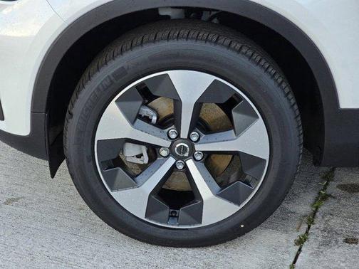 2025 Volvo XC40 B5 Core Bright Theme