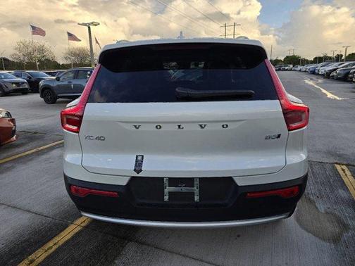 2025 Volvo XC40 B5 Core Bright Theme