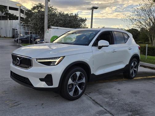 2025 Volvo XC40 B5 Core Bright Theme