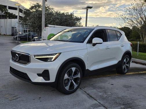 2025 Volvo XC40 B5 Core Bright Theme
