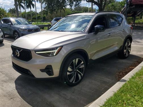 2023 Volvo XC40 B5 Ultimate Dark Theme