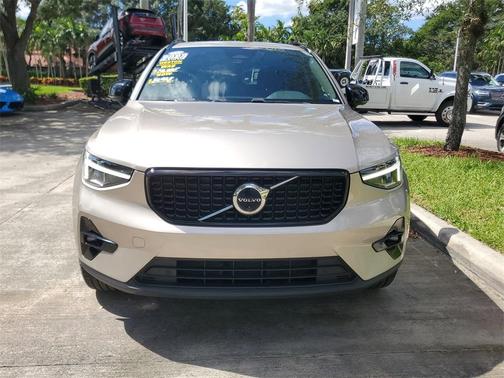 2023 Volvo XC40 B5 Ultimate Dark Theme