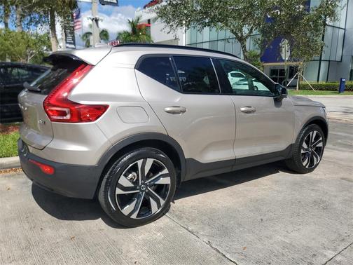 2023 Volvo XC40 B5 Ultimate Dark Theme