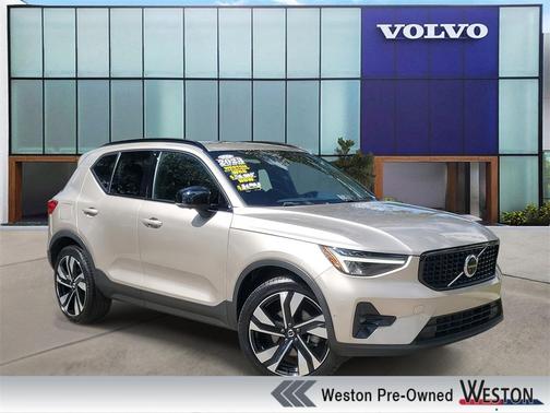 2023 Volvo XC40 B5 Ultimate Dark Theme