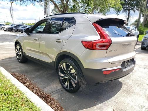 2023 Volvo XC40 B5 Ultimate Dark Theme