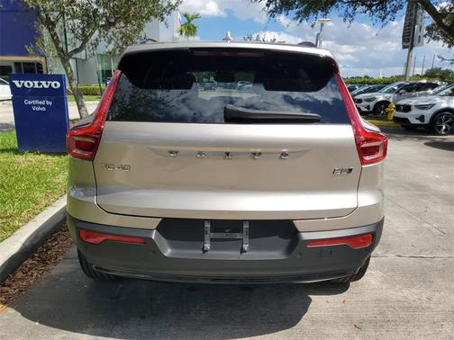 2023 Volvo XC40 B5 Ultimate Dark Theme