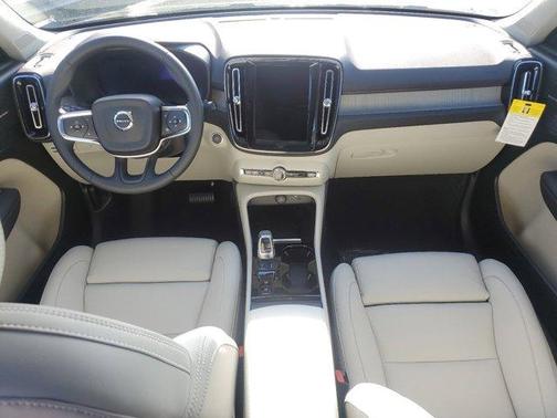 2025 Volvo XC40 B5 Ultra Bright Theme