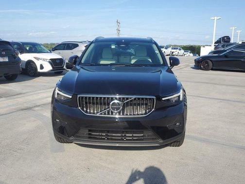 2025 Volvo XC40 B5 Ultra Bright Theme