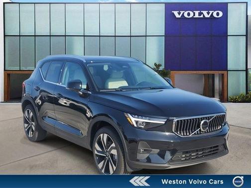 2025 Volvo XC40 B5 Ultra Bright Theme
