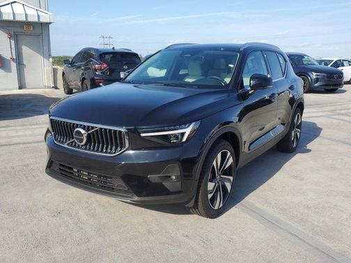 2025 Volvo XC40 B5 Ultra Bright Theme