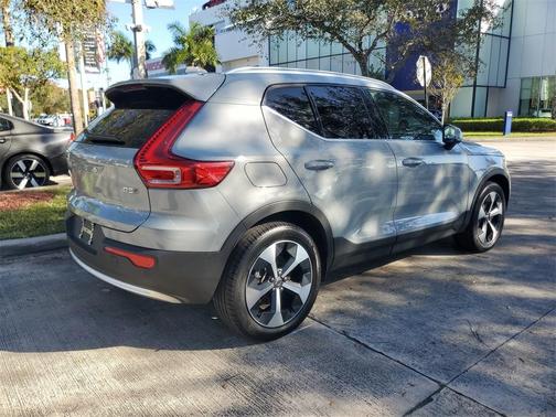 2025 Volvo XC40 B5 Plus Bright Theme