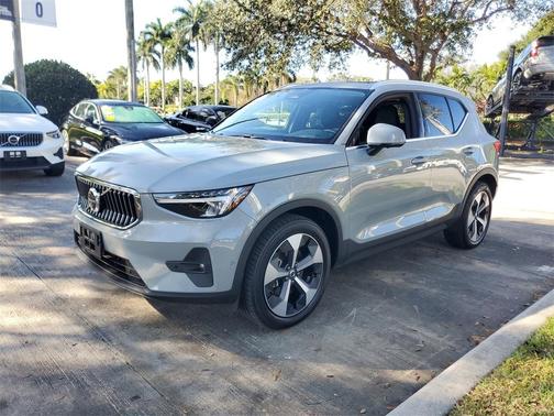 2025 Volvo XC40 B5 Plus Bright Theme