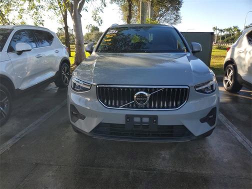 2025 Volvo XC40 B5 Plus Bright Theme