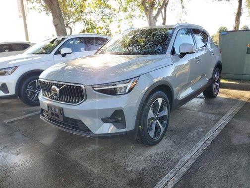 2025 Volvo XC40 B5 Plus Bright Theme