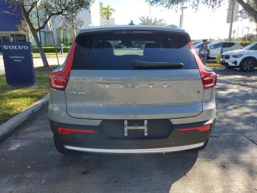 2025 Volvo XC40 B5 Plus Bright Theme