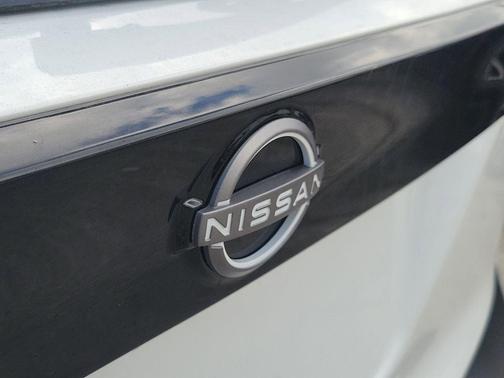 2t Wht Blk Roof 2026 Nissan Kicks SV