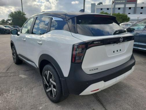 2t Wht Blk Roof 2026 Nissan Kicks SV