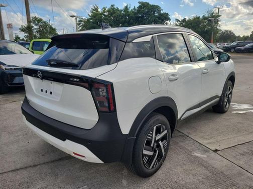 2t Wht Blk Roof 2026 Nissan Kicks SV