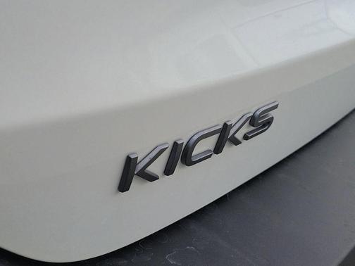 2t Wht Blk Roof 2026 Nissan Kicks SV