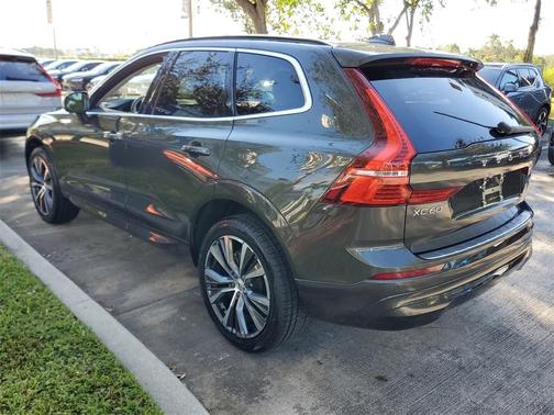 2022 Volvo XC60 B5 Momentum