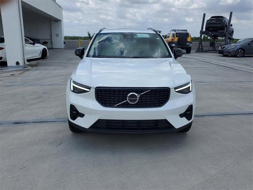 2025 Volvo XC40 B5 Plus Dark Theme