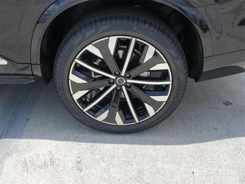 2025 Volvo XC90 B6 Plus 6-Seater