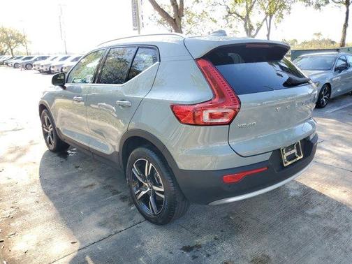 2025 Volvo XC40 B5 Core Bright Theme