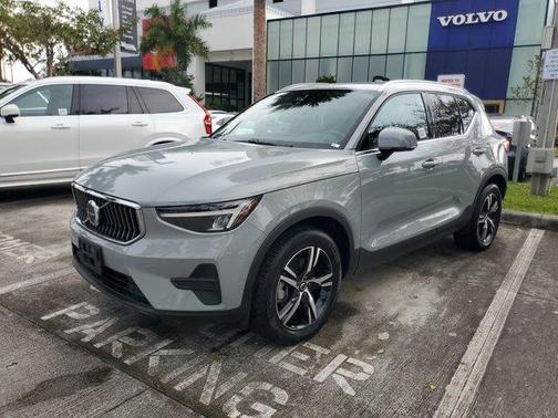 2025 Volvo XC40 B5 Core Bright Theme