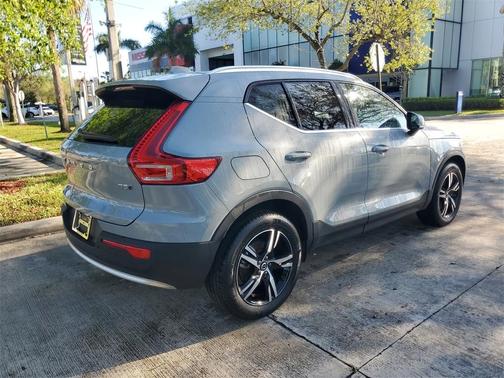 2025 Volvo XC40 B5 Core Bright Theme