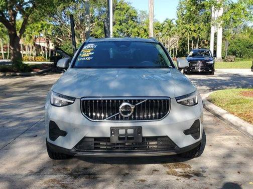 2025 Volvo XC40 B5 Core Bright Theme